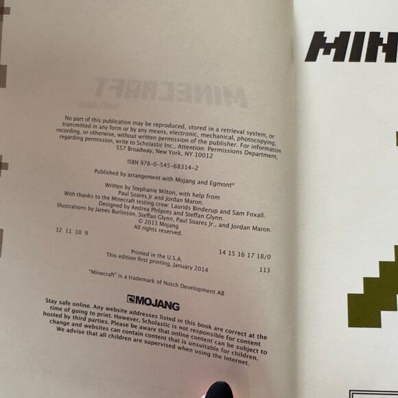 Minecraft: Essential Handbook by Mojang - Scholastic HC (2014) - Picture 3 of 4